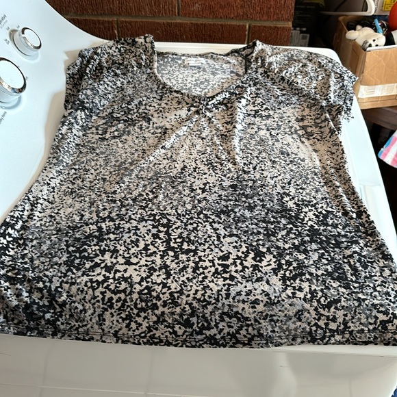 Jaclyn Smith Front Gathered V-Neck Blouse Short Sleeves Paint Splatter Design M - Picture 13 of 16